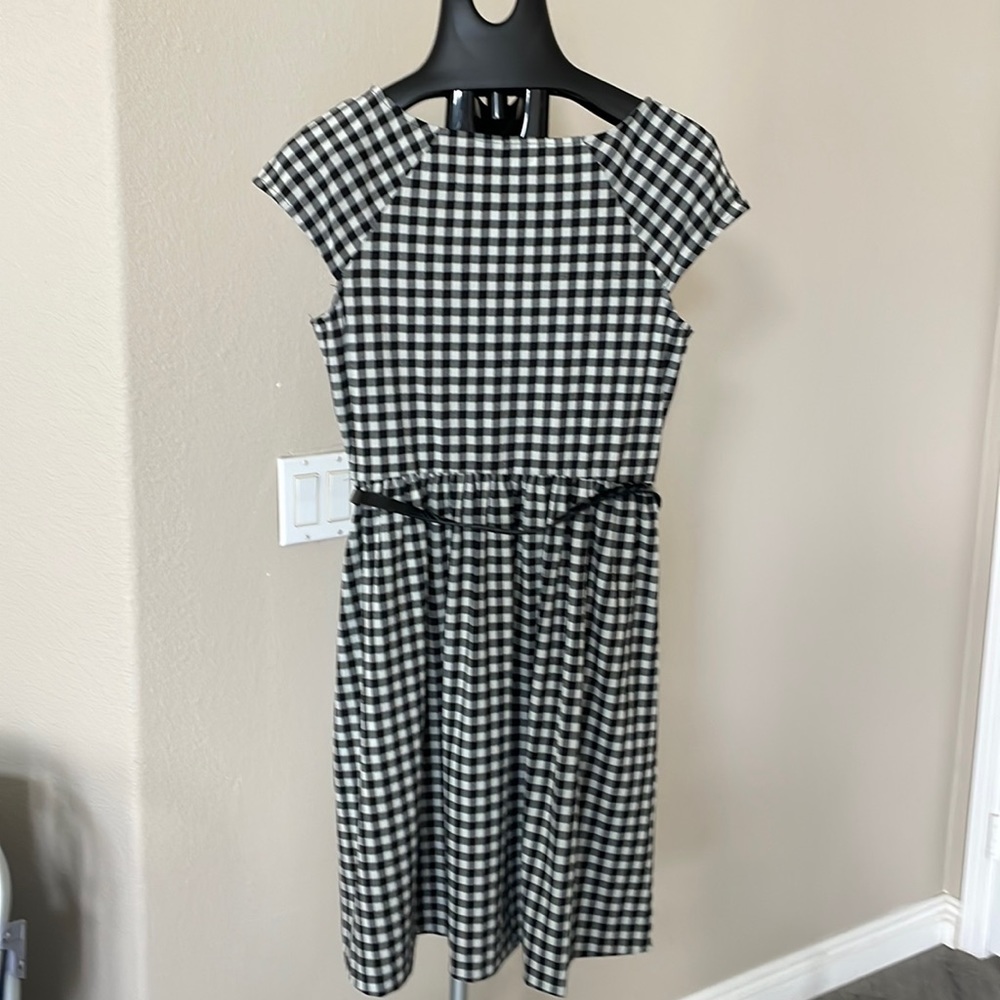 Crewneck cap sleeve, black and white grid, at knee level, with thin belt